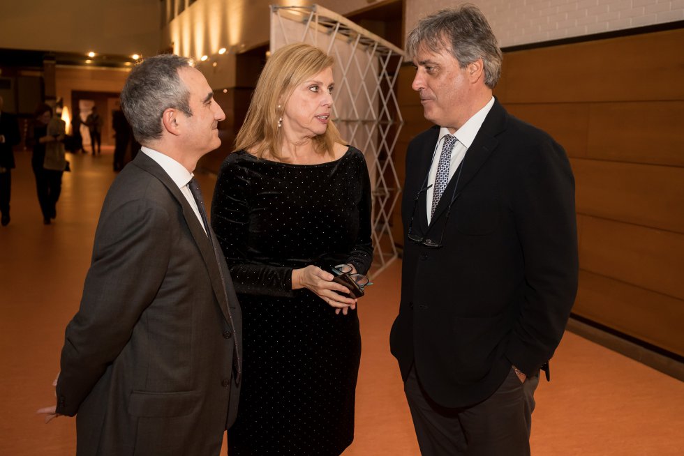 El director de la Cadena SER en Galicia, Mario Moreno, y la directora de Contenidos, Aida Pena, saludan a Pedro Puy, portavoz parlamentario del PPdeG. El director de la Cadena SER en Galicia, Mario Moreno, y la directora de Contenidos, Aida Pena, saludan a Pedro Puy, portavoz parlamentario del PPdeG.