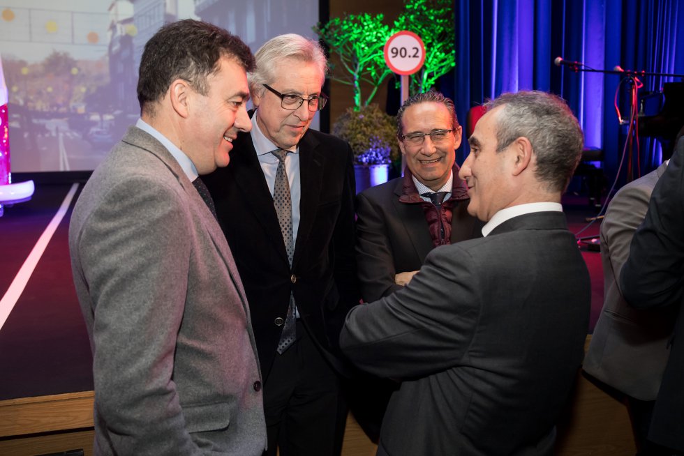El director de la Cadena SER en Galicia y el director de emisoras de la SER charlan con el presidente de TSXG y el conselleiro de cultura. El director de la Cadena SER en Galicia y el director de emisoras de la SER charlan con el presidente de TSXG y el conselleiro de cultura.