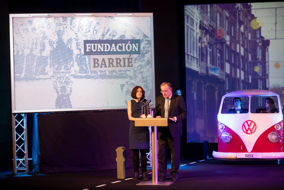 El presidente de la Fundación Barrié recoge el premio acompañado de una de las responsables de la restauración del Pórtico de la Gloria. El presidente de la Fundación Barrié recoge el premio acompañado de una de las responsables de la restauración del Pórtico de la Gloria.