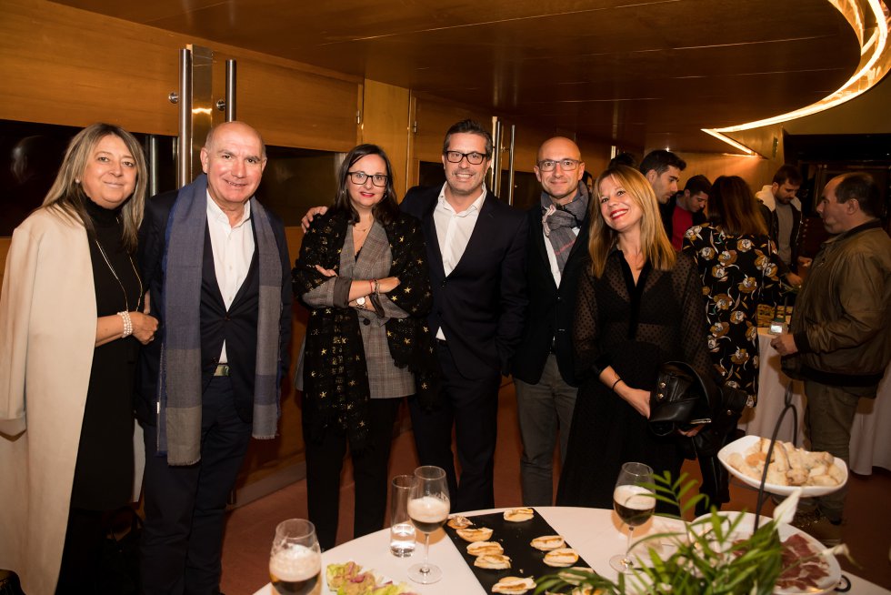 Gabi Davila junto a miembros del PSOE compostelano. Gabi Davila junto a miembros del PSOE compostelano.