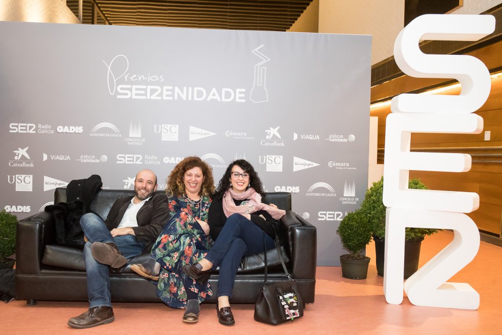 El líder de En Marea, Luis Villares, junto a su compañera de la coordinadora, Ana Seijas, y a la responsable de prensa, Sara Torreiro. El líder de En Marea, Luis Villares, junto a su compañera de la coordinadora, Ana Seijas, y a la responsable de prensa, Sara Torreiro.