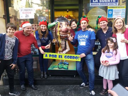 La familia de loteros de la Administración de Jovellanos, 8 en Oviedo celebra haber dado 1,2 millones de euros, al haber vendido 3 décimos del Gordo de Navidad, y otros 6.000 euros de un décimo de un Quinto Premio.