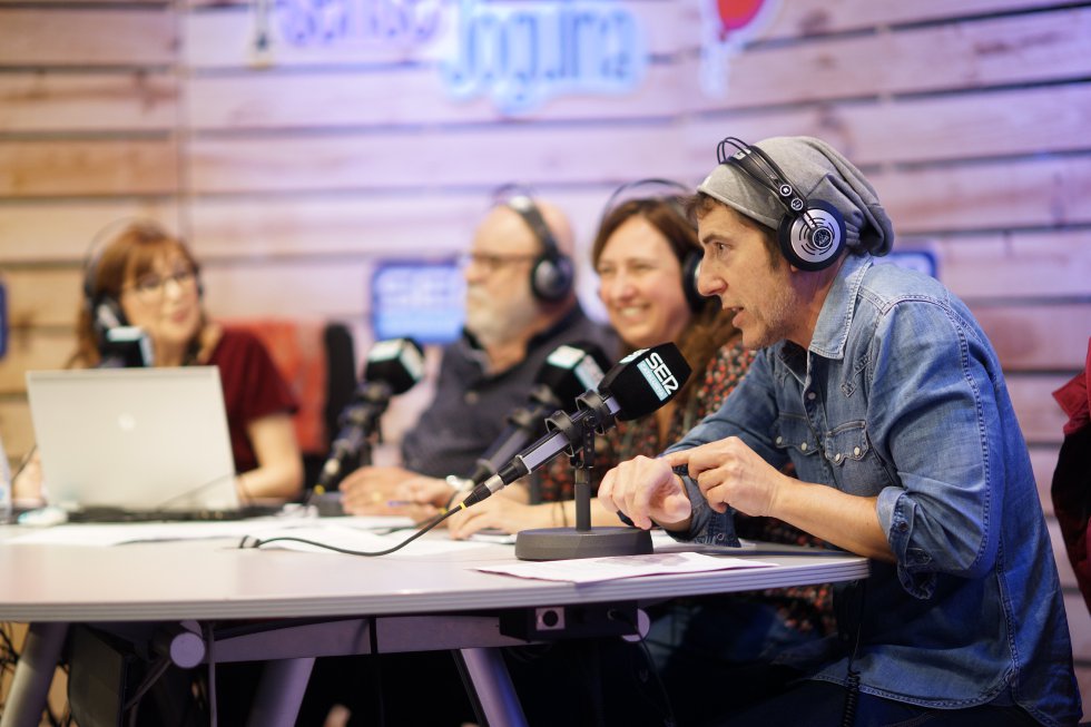 Manuel Fuentes va aprofitar la seva visita al programa en directe per licitar per alguns objectes Manuel Fuentes va aprofitar la seva visita al programa en directe per licitar per alguns objectes