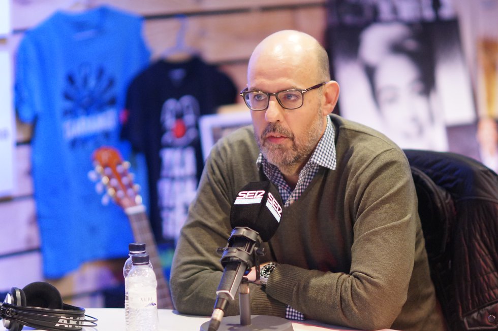 El periodista Jordi Basté també va visitar l'estudi per participar a la ràdio-marató en directe El periodista Jordi Basté també va visitar l'estudi per participar a la ràdio-marató en directe