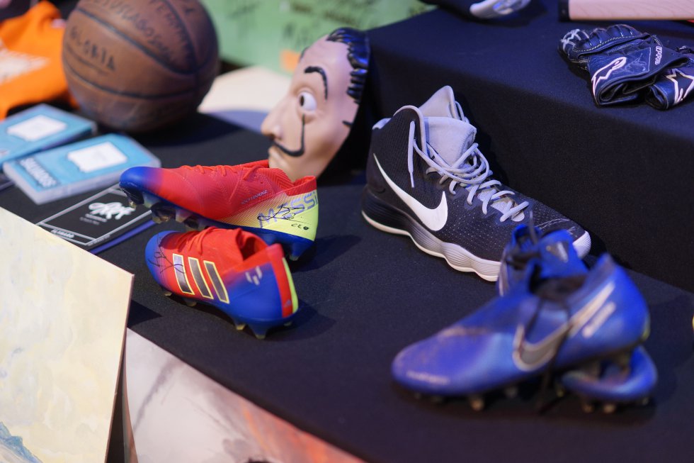 Les botes del futbolista del F.C. Barcelona Leo Messi, un dels objectes estrella, es va adjudicar per 1.800 euros Les botes del futbolista del F.C. Barcelona Leo Messi, un dels objectes estrella, es va adjudicar per 1.800 euros
