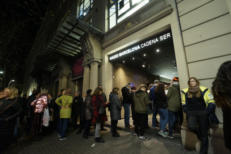 Cues a la porta de Ràdio Barcelona esperant torn per accedir a l'Estudi Toresky Cues a la porta de Ràdio Barcelona esperant torn per accedir a l'Estudi Toresky