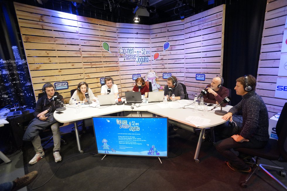 Una taula de luxe amb Sique Rodríguez, Carla Turró, Adrià Attardi, Rosa Badia, Queco Novell, Óscar Moré i Bruno Sokolowicz Una taula de luxe amb Sique Rodríguez, Carla Turró, Adrià Attardi, Rosa Badia, Queco Novell, Óscar Moré i Bruno Sokolowicz