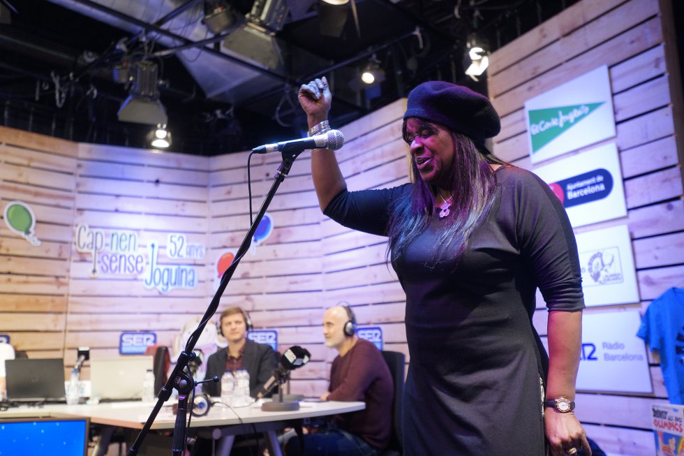 Actuació en directe de la cantant Monica Green interpretant una cançó de Whitney Houston Actuació en directe de la cantant Monica Green interpretant una cançó de Whitney Houston