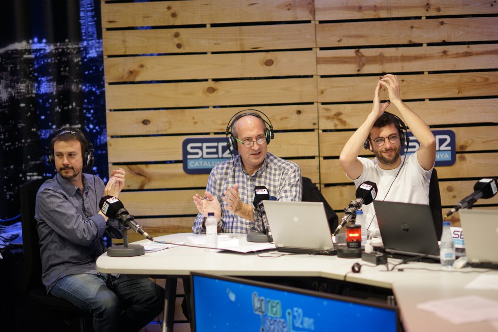 Els integrants de la redacció d'esports de SER Catalunya Bruno Alemany i Jordi Martí amb Adrià Attardi Els integrants de la redacció d'esports de SER Catalunya Bruno Alemany i Jordi Martí amb Adrià Attardi