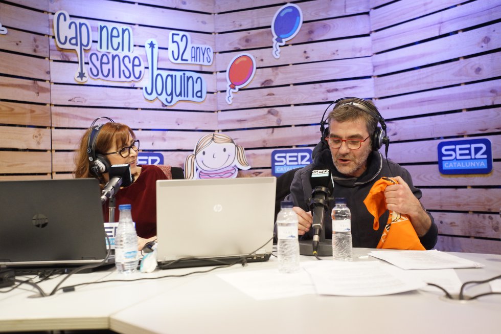 El periodista Queco Novell amb la samarreta cedida per la cap de la oposició Inés Arrimadas, que es va acabar adjudicant per 400 euros El periodista Queco Novell amb la samarreta cedida per la cap de la oposició Inés Arrimadas, que es va acabar adjudicant per 400 euros