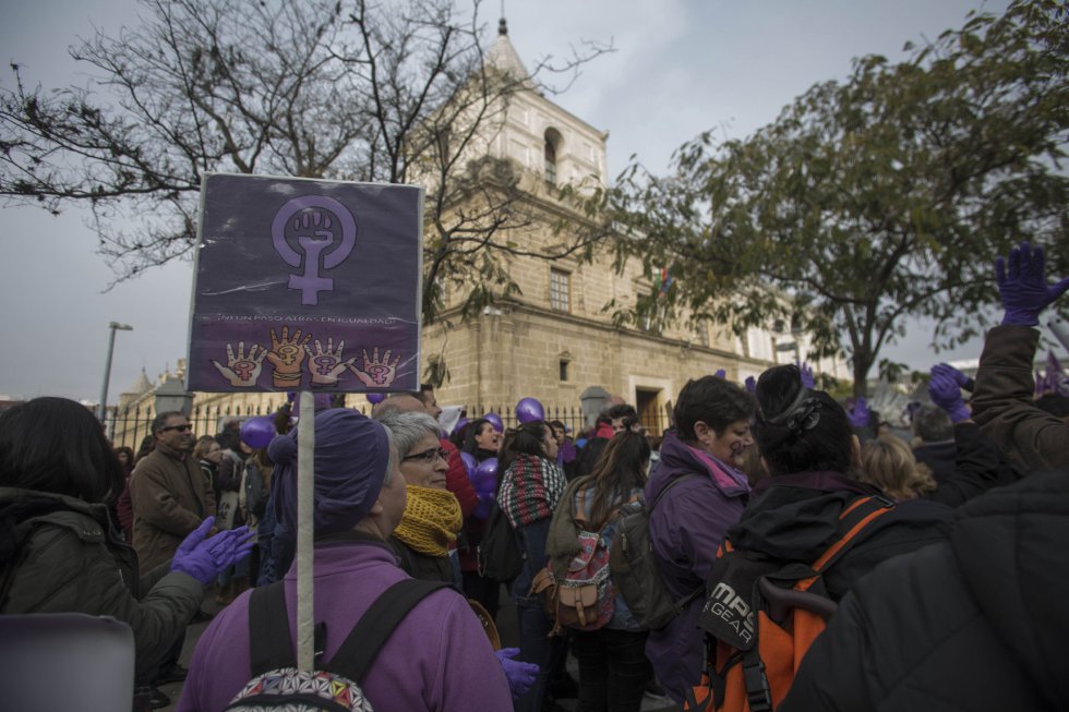 Concentración convocada por colectivos de mujeres bajo el lema '¡Nuestros derechos no se negocian. Ni un paso atrás en igualdad!'. Ante el Parlamento andaluz. . Coincidiendo con el debate de investidura Concentración convocada por colectivos de mujeres bajo el lema '¡Nuestros derechos no se negocian. Ni un paso atrás en igualdad!'. Ante el Parlamento andaluz. . Coincidiendo con el debate de investidura