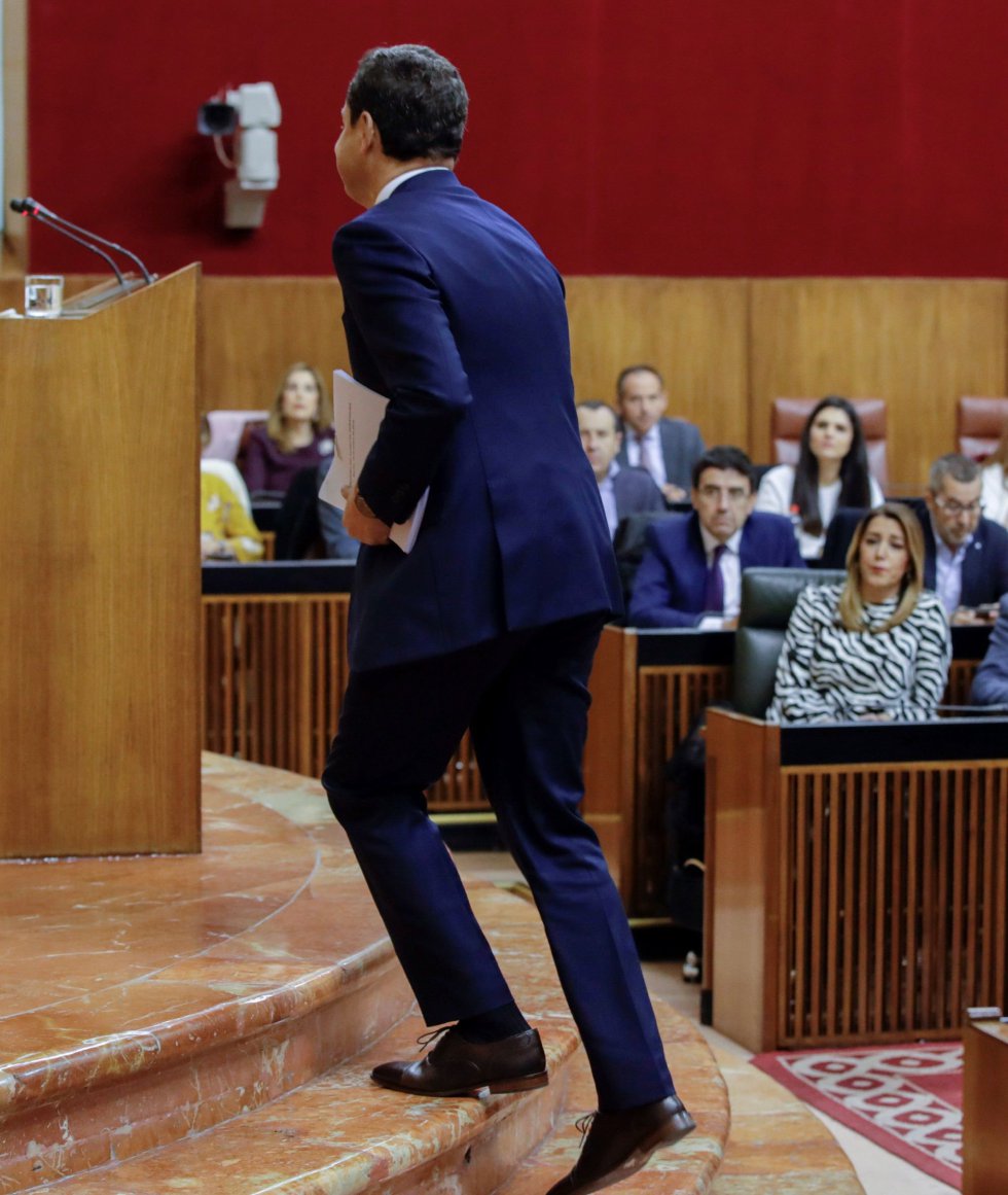 El candidato del PP a la Presidencia de la Junta de Andalucía, Juanma Moreno, sube al atril para ofrecer su discurso El candidato del PP a la Presidencia de la Junta de Andalucía, Juanma Moreno, sube al atril para ofrecer su discurso