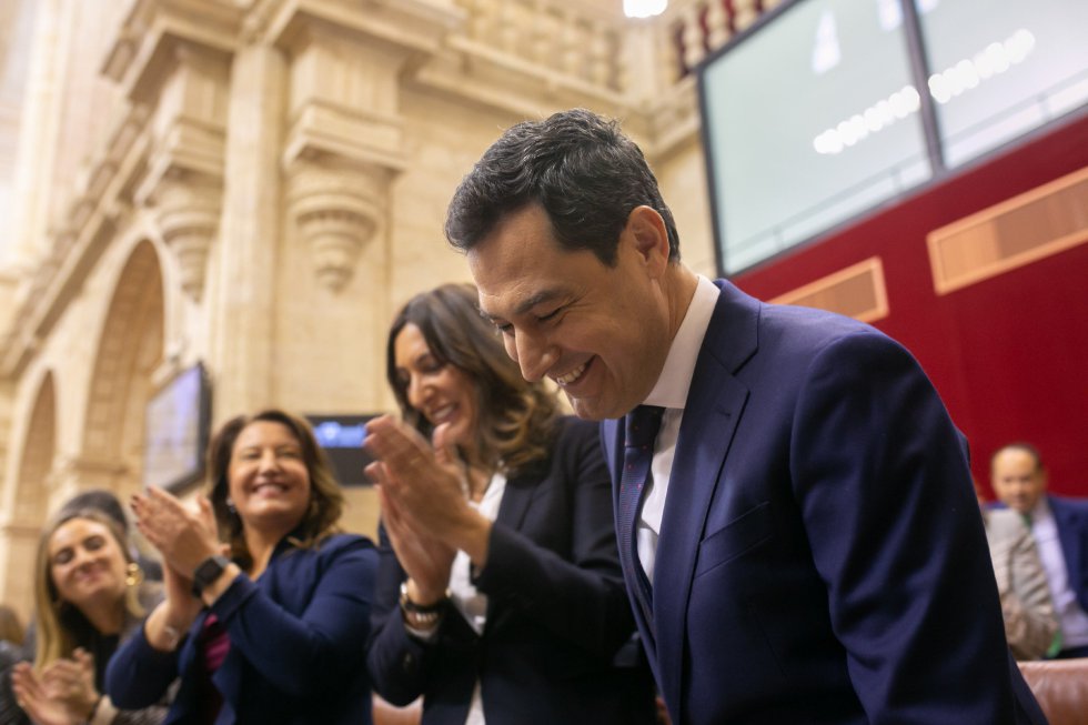 Juan Manuel Moreno Bonilla, al concluir su discurso, recibe los aplausos de sus compañeros Juan Manuel Moreno Bonilla, al concluir su discurso, recibe los aplausos de sus compañeros