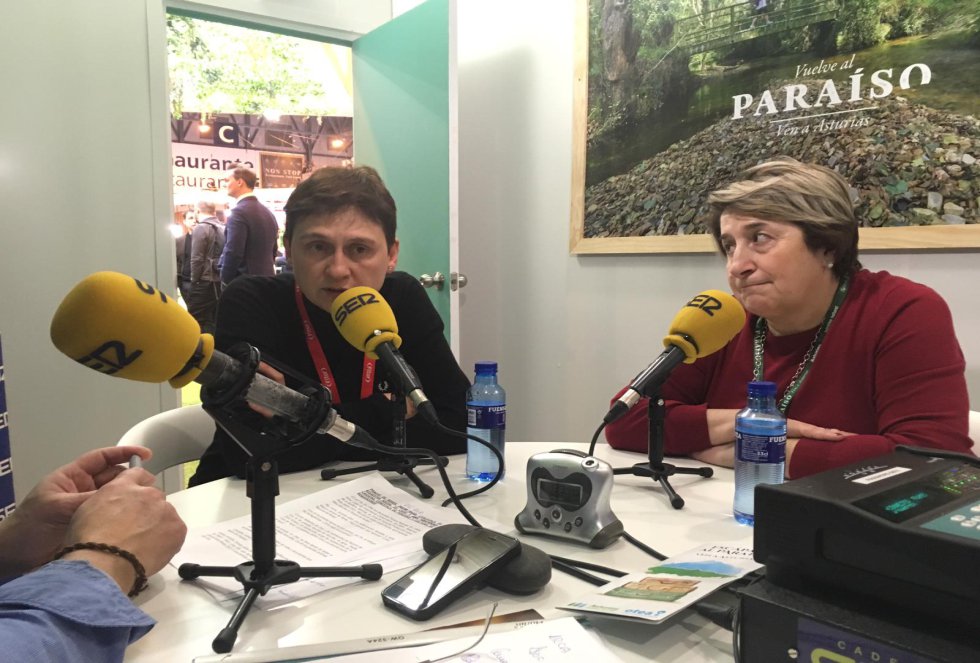 La concejala de Bienestar Social e Igualdad del ayuntamiento de Caso, PIlar Ruiz junto a la edil de Turismo y Cultura de Sobrescobio, Ana Hortensia Carmona La concejala de Bienestar Social e Igualdad del ayuntamiento de Caso, PIlar Ruiz junto a la edil de Turismo y Cultura de Sobrescobio, Ana Hortensia Carmona