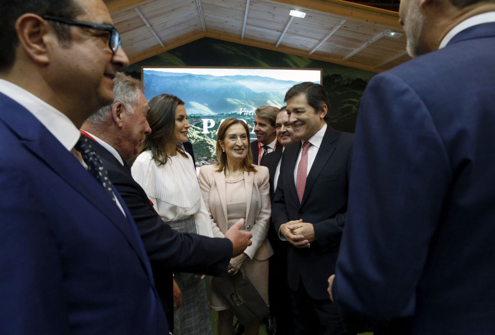 El presidente del Principado, Javier Fernández, charla junto al resto de autoridades El presidente del Principado, Javier Fernández, charla junto al resto de autoridades