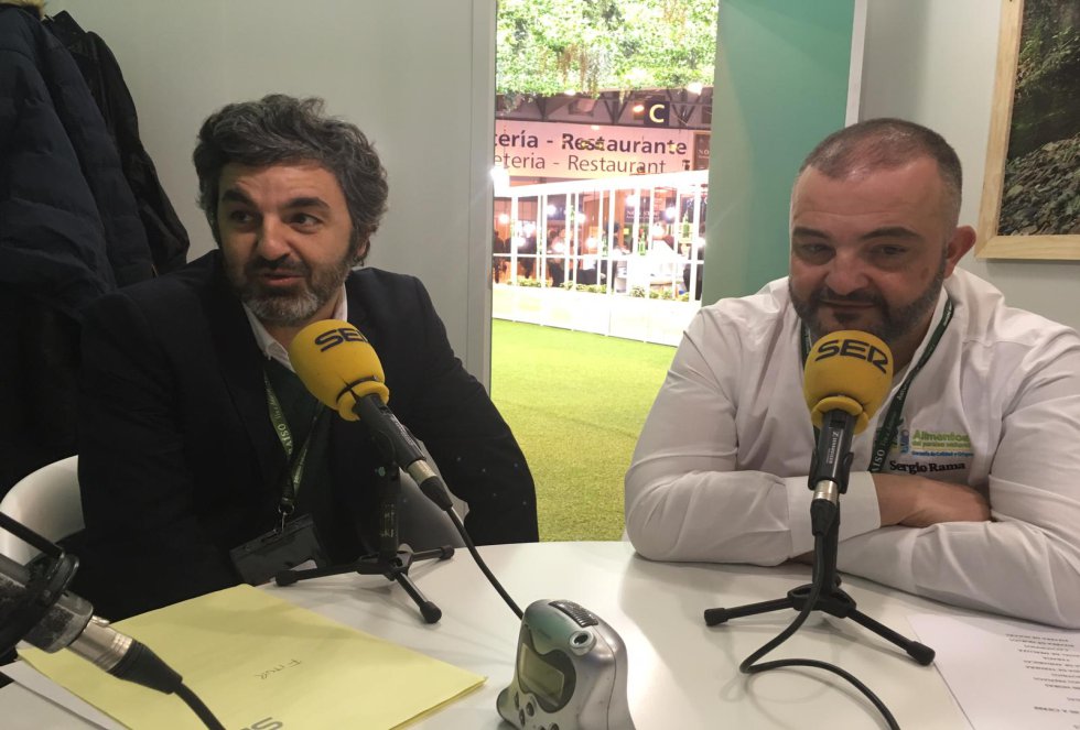 El gerente de la Sociedad de Turismo, Alejandro Calvo y el chef del stand del Principado en Fitur, Sergio Rama El gerente de la Sociedad de Turismo, Alejandro Calvo y el chef del stand del Principado en Fitur, Sergio Rama
