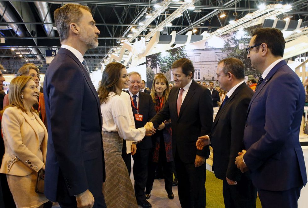 El presidente del Principado, Javier Fernández, y el resto de autoridades asturianas saludan a los Reyes El presidente del Principado, Javier Fernández, y el resto de autoridades asturianas saludan a los Reyes