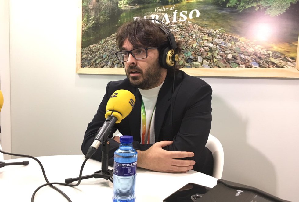 El alcalde de Llanes, Enrique Riestra, durante la entrevista El alcalde de Llanes, Enrique Riestra, durante la entrevista