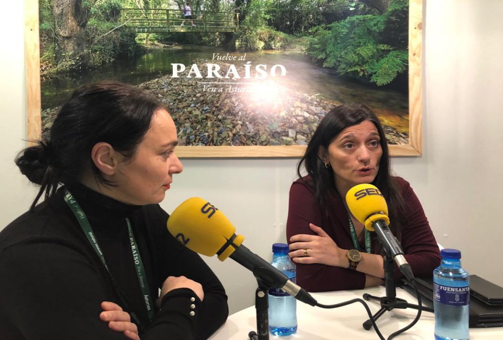 La alcaldesa de Castrillón, Yasmina Triguero acompañada de la edil de Turismo, Mar González durante la entrevista La alcaldesa de Castrillón, Yasmina Triguero acompañada de la edil de Turismo, Mar González durante la entrevista