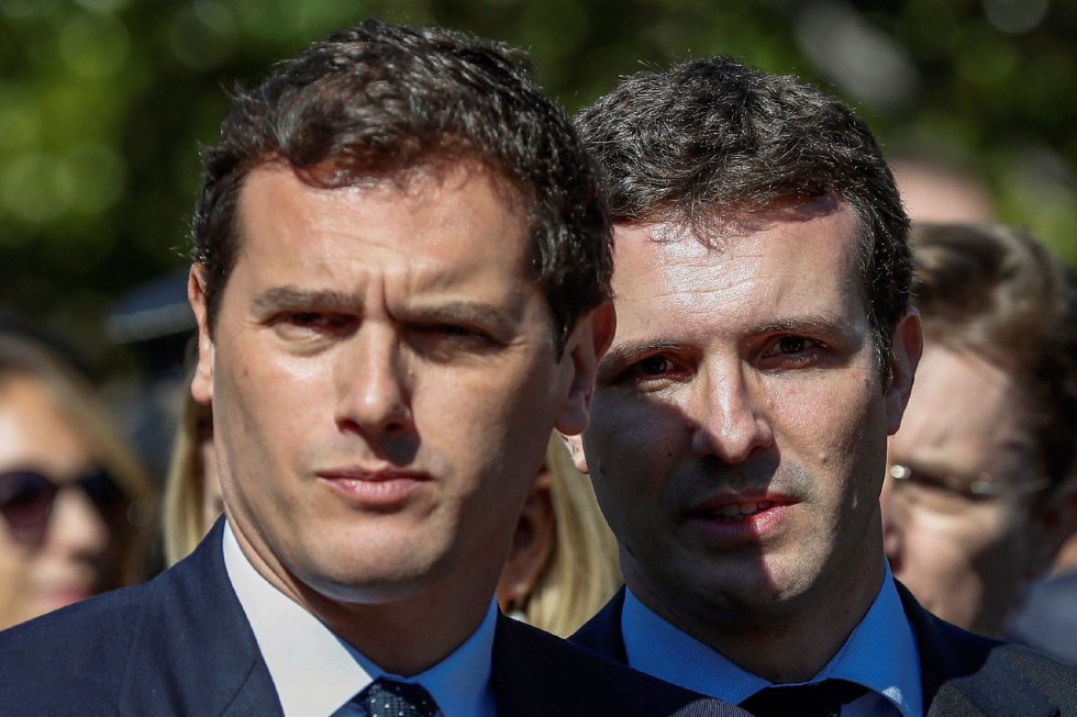 El presidente del PP, Pablo Casado (d), y el presidente de Ciudadanos, Albert Rivera, durante el acto de recuerdo a los 193 fallecidos en los atentados del 11M celebrado, este lunes, en el Bosque del Recuerdo del parque de El Retiro de Madrid, con motivo del quince aniversario de la masacre terrorista. El presidente del PP, Pablo Casado (d), y el presidente de Ciudadanos, Albert Rivera, durante el acto de recuerdo a los 193 fallecidos en los atentados del 11M celebrado, este lunes, en el Bosque del Recuerdo del parque de El Retiro de Madrid, con motivo del quince aniversario de la masacre terrorista.