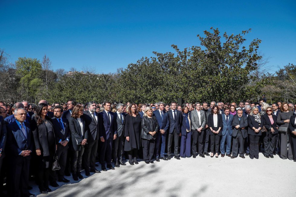 Vista del acto de recuerdo a los 193 fallecidos en los atentados del 11M celebrado, este lunes, en el Bosque del Recuerdo del parque de El Retiro de Madrid, con motivo del quince aniversario de la masacre terrorista. Vista del acto de recuerdo a los 193 fallecidos en los atentados del 11M celebrado, este lunes, en el Bosque del Recuerdo del parque de El Retiro de Madrid, con motivo del quince aniversario de la masacre terrorista.