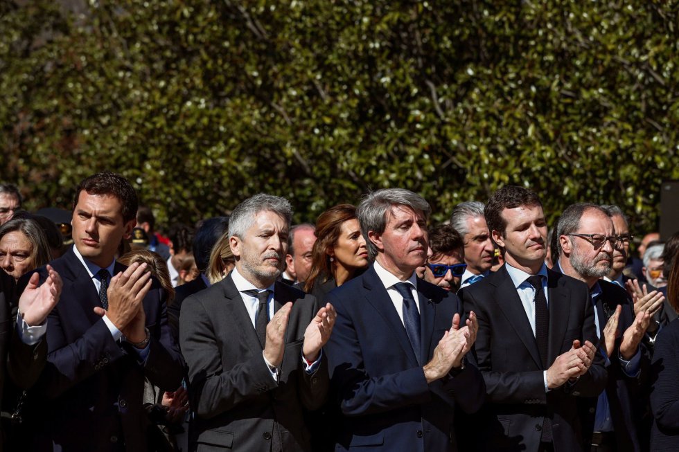El presidente de Ciudadanos, Albert Rivera, el ministro del Interior, Fernando Grande-Marlaska, el jefe del Ejecutivo madrileño, Ángel Garrido, y el presidente del PP, Pablo Casado, entre otros, durante el acto de recuerdo a los 193 fallecidos en los atentados del 11M celebrado, este lunes, en el Bosque del Recuerdo del parque de El Retiro de Madrid, con motivo del quince aniversario de la masacre terrorista. El presidente de Ciudadanos, Albert Rivera, el ministro del Interior, Fernando Grande-Marlaska, el jefe del Ejecutivo madrileño, Ángel Garrido, y el presidente del PP, Pablo Casado, entre otros, durante el acto de recuerdo a los 193 fallecidos en los atentados del 11M celebrado, este lunes, en el Bosque del Recuerdo del parque de El Retiro de Madrid, con motivo del quince aniversario de la masacre terrorista.