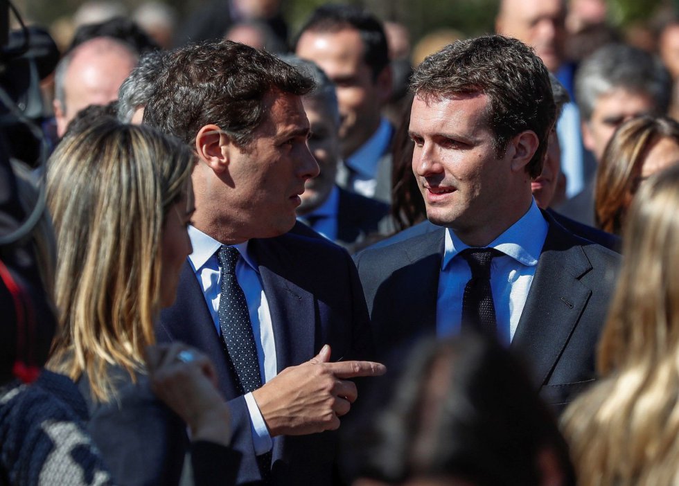El presidente del PP, Pablo Casado (d), y el presidente de Ciudadanos, Albert Rivera, durante el acto de recuerdo a los 193 fallecidos en los atentados del 11M celebrado, este lunes, en el Bosque del Recuerdo del parque de El Retiro de Madrid, con motivo del quince aniversario de la masacre terrorista. El presidente del PP, Pablo Casado (d), y el presidente de Ciudadanos, Albert Rivera, durante el acto de recuerdo a los 193 fallecidos en los atentados del 11M celebrado, este lunes, en el Bosque del Recuerdo del parque de El Retiro de Madrid, con motivo del quince aniversario de la masacre terrorista.