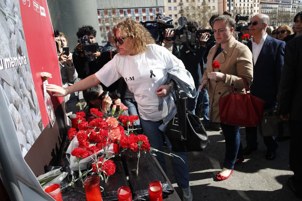 La familiar de una de las vítimas del los atentados del 11-M durante la ofrenda floral en el acto 'In Memorian' en recuerdo a las víctimas en la estación de Atocha de Madrid. La familiar de una de las vítimas del los atentados del 11-M durante la ofrenda floral en el acto 'In Memorian' en recuerdo a las víctimas en la estación de Atocha de Madrid.