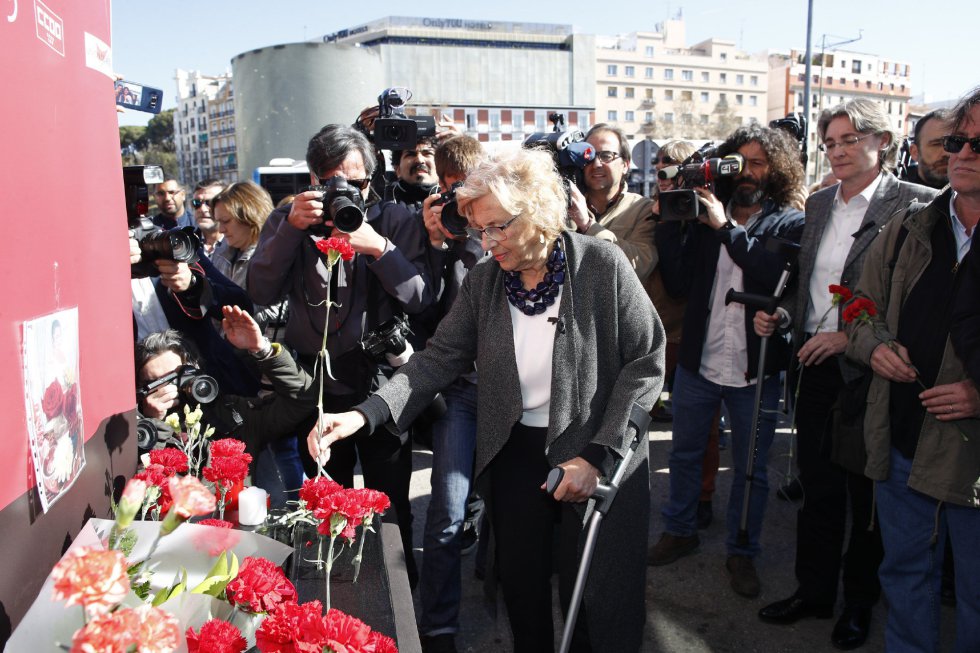 La alcaldesa de Madrid, Manuela Carmena, durante la ofrenda floral en el acto 'In Memorian' en recuerdo a las víctimas en la estación de Atocha de Madrid. La alcaldesa de Madrid, Manuela Carmena, durante la ofrenda floral en el acto 'In Memorian' en recuerdo a las víctimas en la estación de Atocha de Madrid.