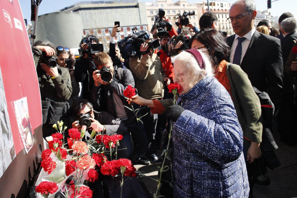 Francisca Martinez, durante la ofrenda floral en el acto 'In Memorian' en recuerdo a las víctimas en la estación de Atocha de Madrid. Francisca Martinez, durante la ofrenda floral en el acto 'In Memorian' en recuerdo a las víctimas en la estación de Atocha de Madrid.