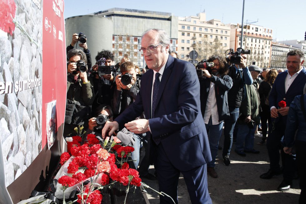 El candidato a la presidencia de la Comunidad de Madrid con el PSOE, Ángel Gabilondo, durante la ofrenda floral en el acto 'In Memorian' en recuerdo a las víctimas en la estación de Atocha de Madrid. 11/03/2019 El candidato a la presidencia de la Comunidad de Madrid con el PSOE, Ángel Gabilondo, durante la ofrenda floral en el acto 'In Memorian' en recuerdo a las víctimas en la estación de Atocha de Madrid. 11/03/2019