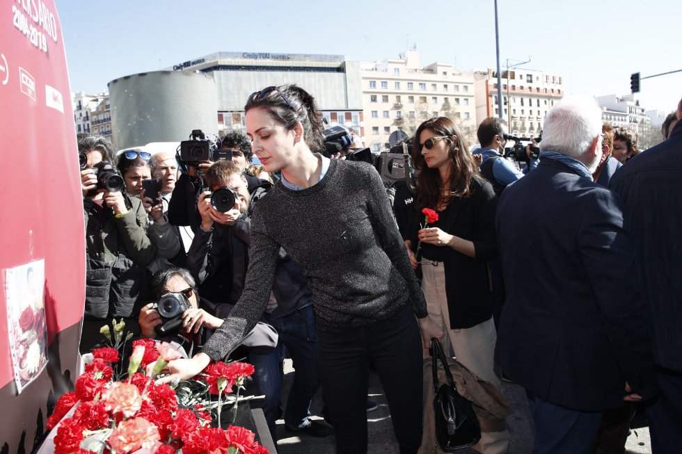 La portavoz del ayuntamiento de Madrid, Rita Maestre, durante la ofrenda floral en el acto 'In Memorian' en recuerdo a las víctimas en la estación de Atocha de Madrid. La portavoz del ayuntamiento de Madrid, Rita Maestre, durante la ofrenda floral en el acto 'In Memorian' en recuerdo a las víctimas en la estación de Atocha de Madrid.