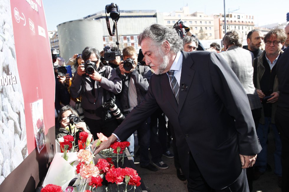 El candidato a la alcaldía de Madrid por el PSOE, Pepu Hernandez, durante la ofrenda floral en el acto 'In Memorian' en recuerdo a las víctimas en la estación de Atocha de Madrid. El candidato a la alcaldía de Madrid por el PSOE, Pepu Hernandez, durante la ofrenda floral en el acto 'In Memorian' en recuerdo a las víctimas en la estación de Atocha de Madrid.