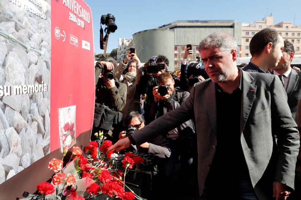 El Secretario General de CCOO Unai Sordo, durante la ofrenda floral en el homenaje que se ha rendido este lunes a las víctimas del 11-M en la estación de Atocha, donde explosionó uno de los trenes. El Secretario General de CCOO Unai Sordo, durante la ofrenda floral en el homenaje que se ha rendido este lunes a las víctimas del 11-M en la estación de Atocha, donde explosionó uno de los trenes.