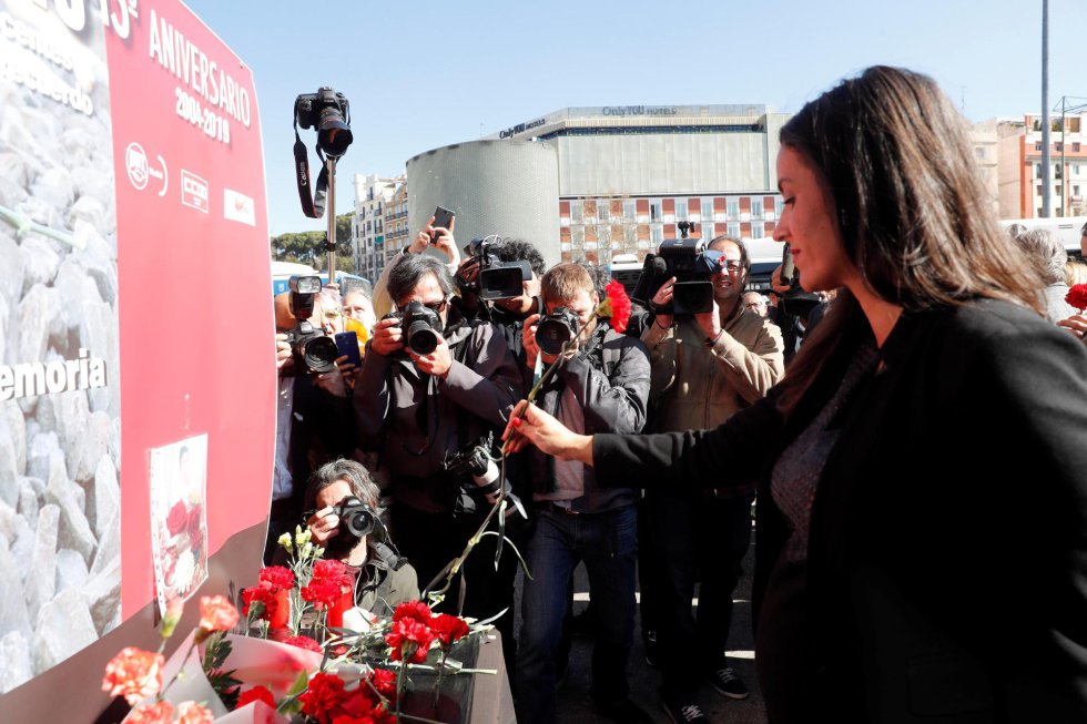La candidata de Ciudadanos al Ayuntamiento de Madrid Begoña Villacís, durante la ofrenda floral en el homenaje que se ha rendido este lunes a las víctimas del 11-M en la estación de Atocha, donde explosionó uno de los trenes. La candidata de Ciudadanos al Ayuntamiento de Madrid Begoña Villacís, durante la ofrenda floral en el homenaje que se ha rendido este lunes a las víctimas del 11-M en la estación de Atocha, donde explosionó uno de los trenes.