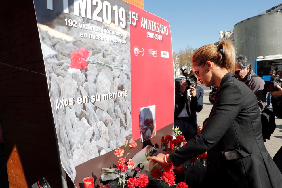 Una familiar de una víctima de 11M, durante la ofrenda floral en el homenaje que se ha rendido este lunes en la estación de Atocha, donde explosionó uno de los trenes. Una familiar de una víctima de 11M, durante la ofrenda floral en el homenaje que se ha rendido este lunes en la estación de Atocha, donde explosionó uno de los trenes.