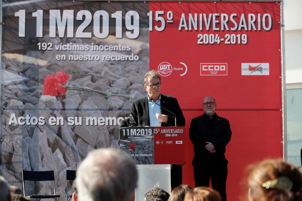 El secretario general de CC.OO., Jaime Cedrún (c), junto al secretario general de UGT Madrid, Luis Miguel López (d), durante su intervención en el homenaje a las víctimas del 11M que se ha rendido este lunes en la estación de Atocha, donde explosionó uno de los trenes. El secretario general de CC.OO., Jaime Cedrún (c), junto al secretario general de UGT Madrid, Luis Miguel López (d), durante su intervención en el homenaje a las víctimas del 11M que se ha rendido este lunes en la estación de Atocha, donde explosionó uno de los trenes.
