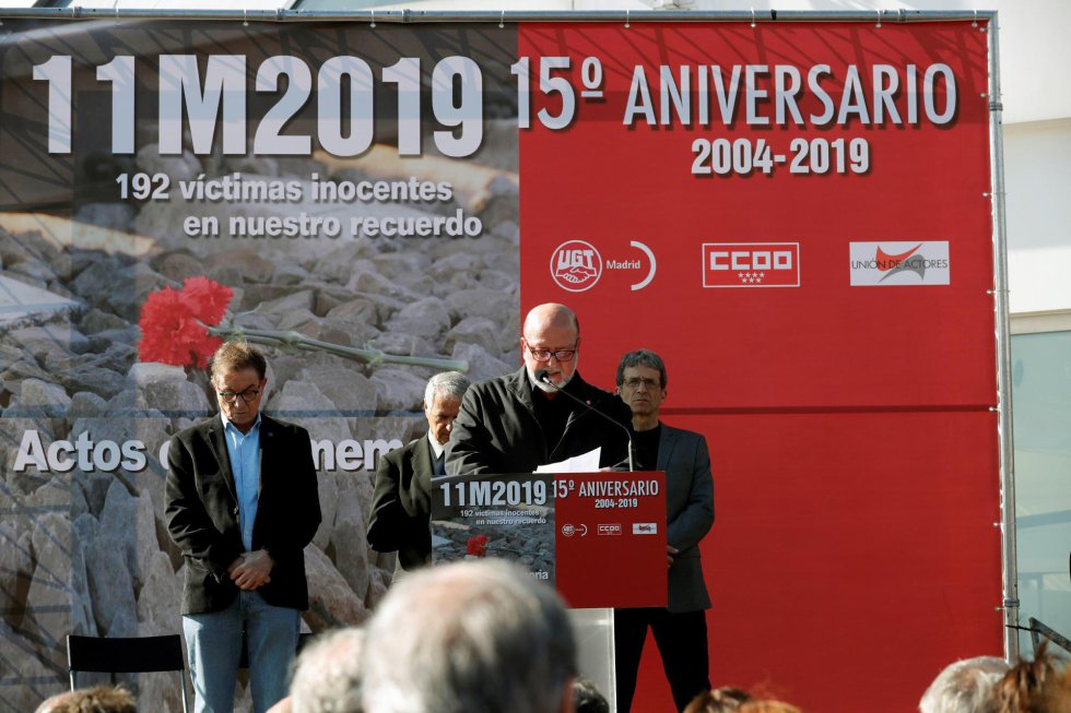 El secretario general de UGT Madrid, Luis Miguel López (atril), junto al presidente de la Unión de Actores y Actrices, Iñaki Guevara (d), y el secretario general de CC.OO., Jaime Cedrún (i), durante su intervención en el homenaje a las víctimas del 11M que se ha rendido este lunes en la estación de Atocha, donde explosionó uno de los trenes. El secretario general de UGT Madrid, Luis Miguel López (atril), junto al presidente de la Unión de Actores y Actrices, Iñaki Guevara (d), y el secretario general de CC.OO., Jaime Cedrún (i), durante su intervención en el homenaje a las víctimas del 11M que se ha rendido este lunes en la estación de Atocha, donde explosionó uno de los trenes.
