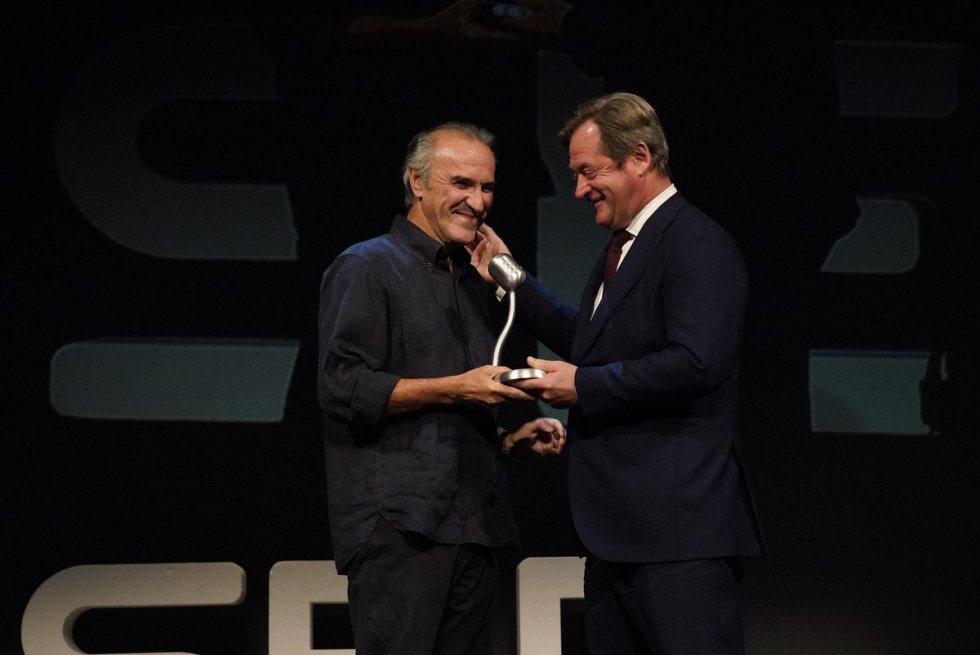 Gontzal Mendibil recoge el premio Radio Bilbao a la Excelencia de la Música de manos de Bingen Zupiria, Consejero de Cultura y Política Lingüística del Gobierno Vasco. Gontzal Mendibil recoge el premio Radio Bilbao a la Excelencia de la Música de manos de Bingen Zupiria, Consejero de Cultura y Política Lingüística del Gobierno Vasco.