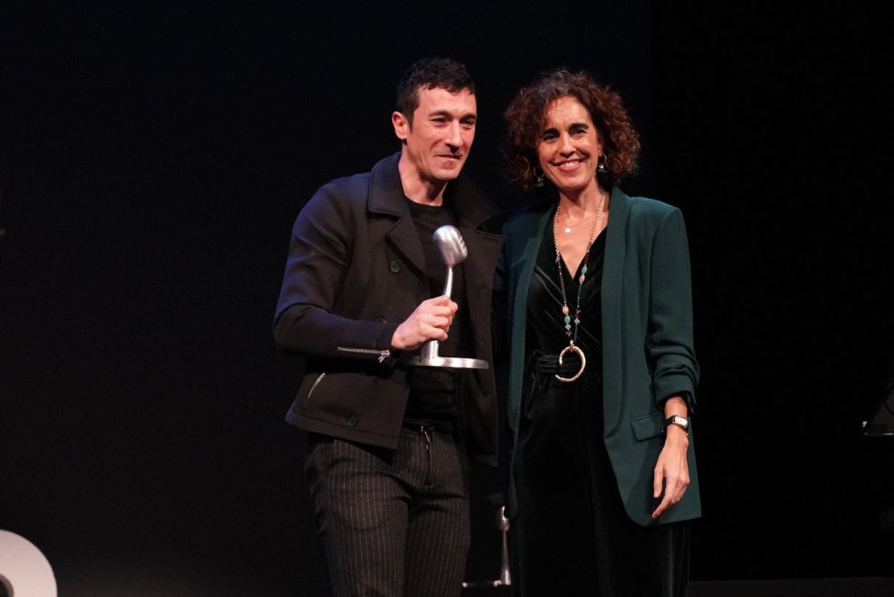 Eneko Atxa, recibe el Premio Radio Bilbao a la Excelencia en la categoría de Gastronomía de manos de Ibone Bengoetxea, diputada foral de Administración Pública y Relaciones Institucionales. Eneko Atxa, recibe el Premio Radio Bilbao a la Excelencia en la categoría de Gastronomía de manos de Ibone Bengoetxea, diputada foral de Administración Pública y Relaciones Institucionales.
