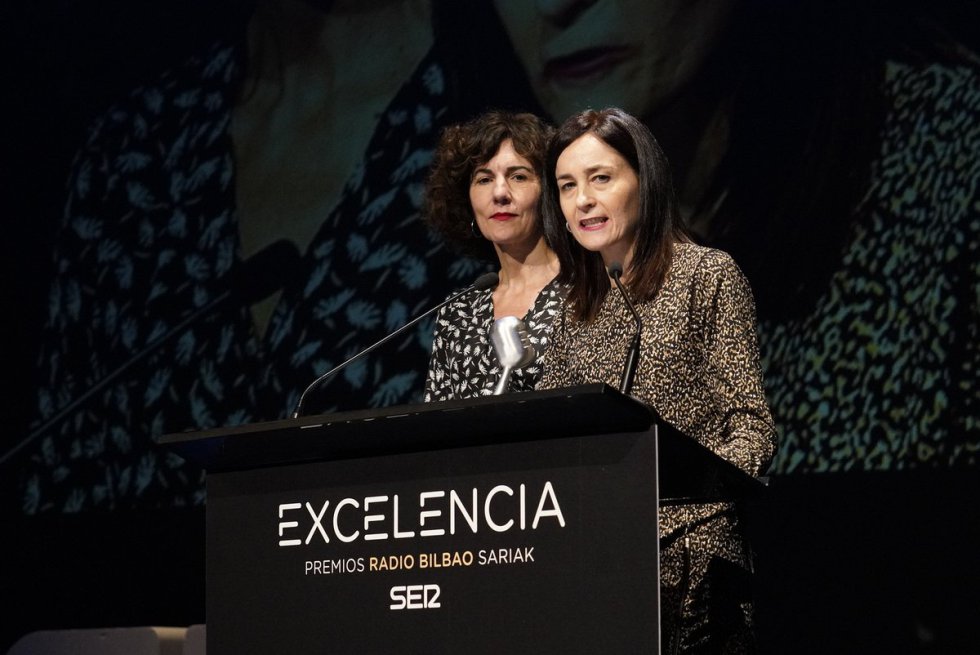 Elena Laka y Miren Dobaran muestran el galardón del Premio Radio Bilbao a la Excelencia al euskera, otorgado a la iniciativa Euskaraldia. Elena Laka y Miren Dobaran muestran el galardón del Premio Radio Bilbao a la Excelencia al euskera, otorgado a la iniciativa Euskaraldia.