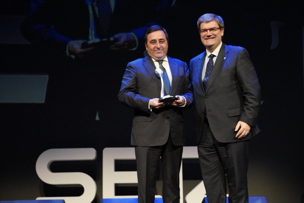 Juan Carlos Matellanes, presidente de la ABAO-OBOE, recoge el Premio Radio Bilbao a la Excelencia en Arte y Cultura, de manos del alcalde de Bilbao, Juan Mari Aburto. Juan Carlos Matellanes, presidente de la ABAO-OBOE, recoge el Premio Radio Bilbao a la Excelencia en Arte y Cultura, de manos del alcalde de Bilbao, Juan Mari Aburto.