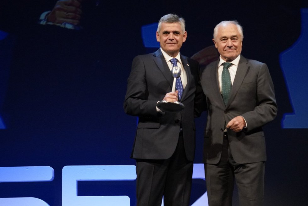 Kepa Odriozola, presidente del Consorcio de Aguas Bilbao Bizkaia recoge el Premio Radio Bilbao a la Excelencia en la categoría de Empresa de manos de Txema Vázquez Eguskiza, presidente de ADYPE, Asociación de Directivos y Profesionales de Euskadi. Kepa Odriozola, presidente del Consorcio de Aguas Bilbao Bizkaia recoge el Premio Radio Bilbao a la Excelencia en la categoría de Empresa de manos de Txema Vázquez Eguskiza, presidente de ADYPE, Asociación de Directivos y Profesionales de Euskadi.