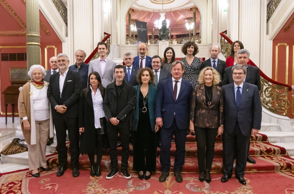 Foto de familia de los galardonados y quienes entregaron los premios con Begoña Marañón, directora de SER Euskadi Foto de familia de los galardonados y quienes entregaron los premios con Begoña Marañón, directora de SER Euskadi