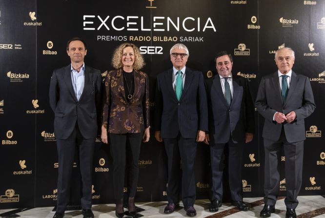 Aitor Markaida (Euskaltel), Begoña Marañón (directora de SER Euskadi), Vicente Reyes (PSE-EE), Juan Carlos Matellanes (director de ABAO-OLBE), Txema Vázquez Eguskiza (ADYPE). Aitor Markaida (Euskaltel), Begoña Marañón (directora de SER Euskadi), Vicente Reyes (PSE-EE), Juan Carlos Matellanes (director de ABAO-OLBE), Txema Vázquez Eguskiza (ADYPE).