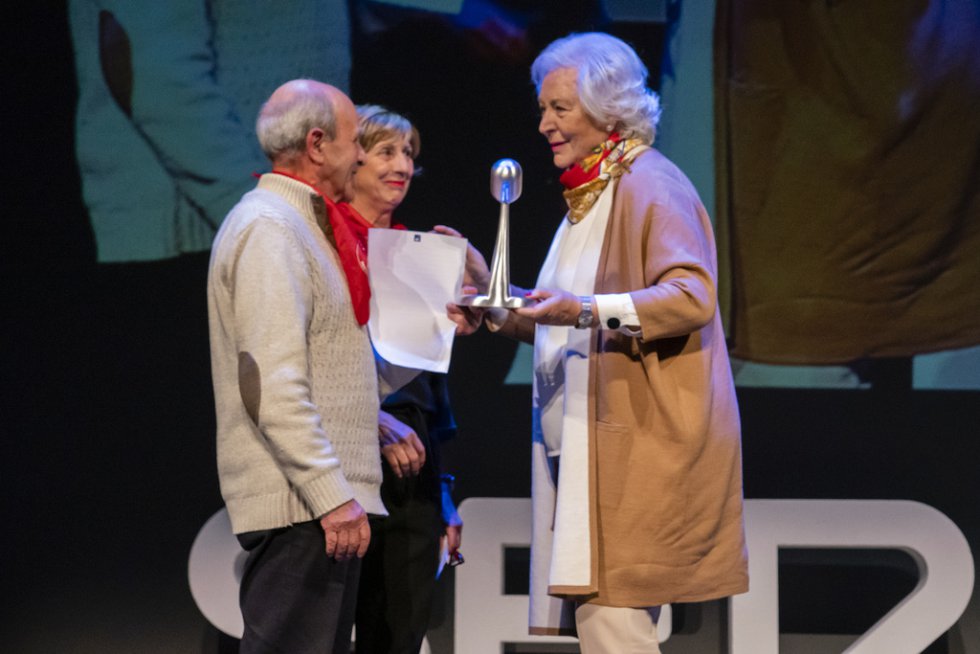 Representantes del movimiento de pensionistas de Bizkaia recogen el premio Radio Bilbao a la Excelencia de Impacto Social de manos de Victoria Cañas, empresaria, ilustre de Bilbao y presidenta de Bilbao International Art & Fashion. Representantes del movimiento de pensionistas de Bizkaia recogen el premio Radio Bilbao a la Excelencia de Impacto Social de manos de Victoria Cañas, empresaria, ilustre de Bilbao y presidenta de Bilbao International Art & Fashion.