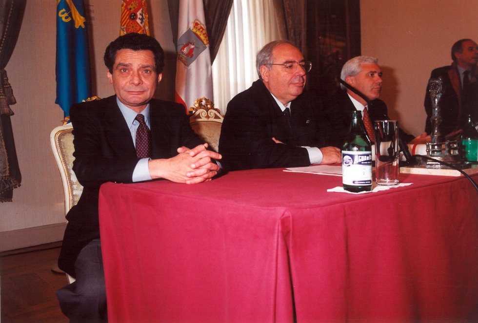 Delkader junto al alcalde Vicente Álvarez Areces y el director de la radio, Joaquín Fernández-Carvajal (1998) Delkader junto al alcalde Vicente Álvarez Areces y el director de la radio, Joaquín Fernández-Carvajal (1998)