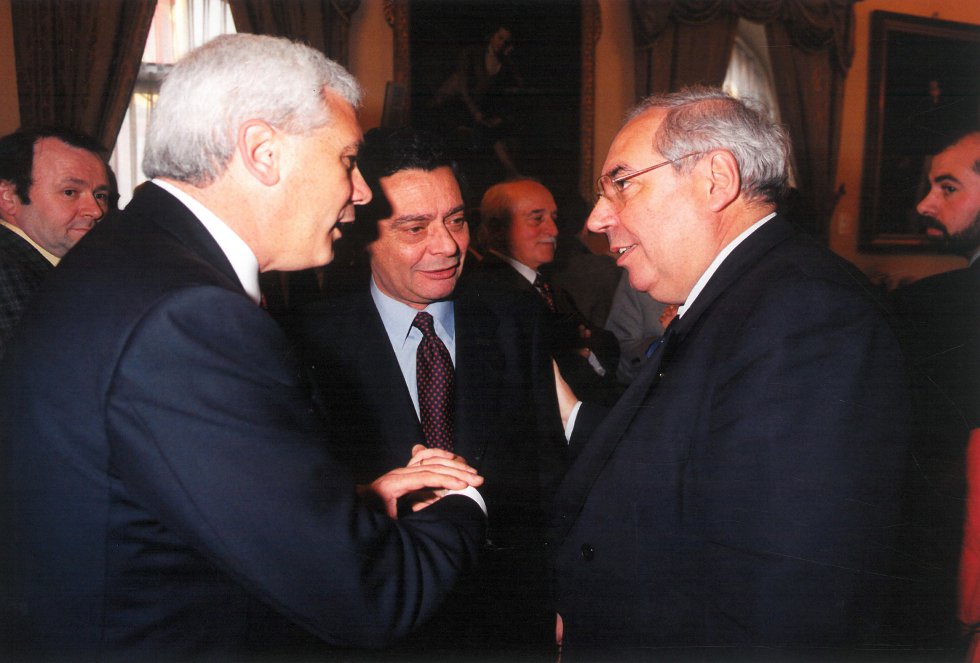 Joaquín Fernández-Carvajal charla con Álvarez Areces en presencia de Delkader (1998) Joaquín Fernández-Carvajal charla con Álvarez Areces en presencia de Delkader (1998)