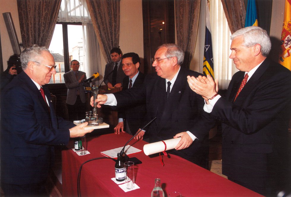 La Agrupación Artística Gijonesa recibe el galardón (1998) La Agrupación Artística Gijonesa recibe el galardón (1998)