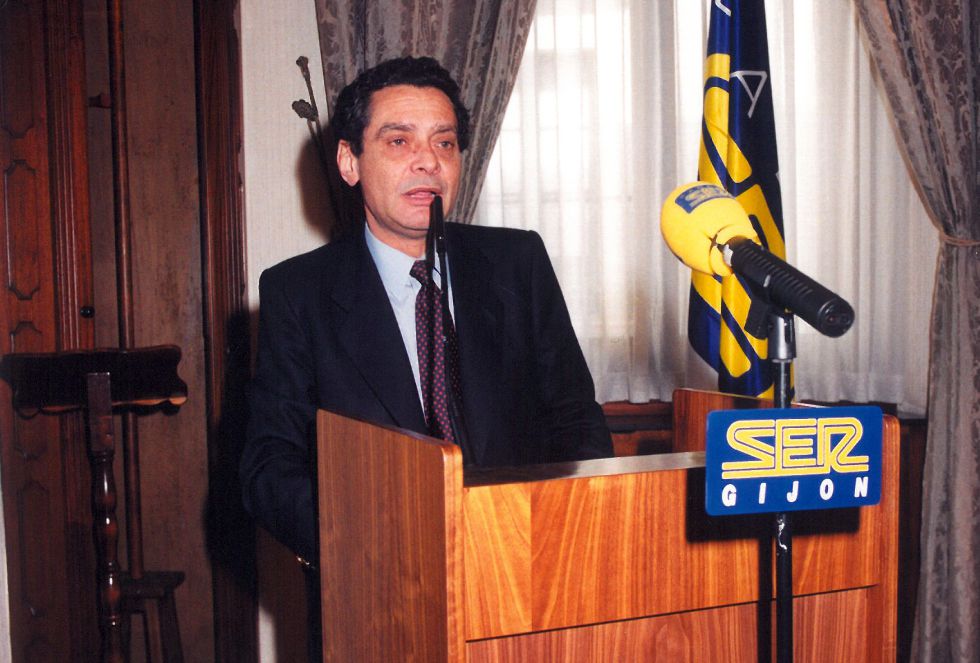 Augusto Delkader durante la intervención del galardón en el año 1998 Augusto Delkader durante la intervención del galardón en el año 1998